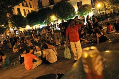 Decenas de personas hacen <i>botellón</i> en la plaza del Dos de Mayo.