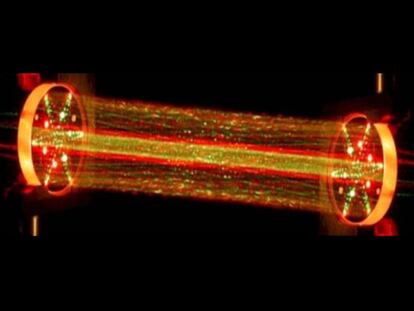 Ensayo en el laboratorio del instrumento láser que utiliza el 'Curiosity' para hacer análisis de muestras, en este caso con láser en luz visible, mientras que en Marte se usa infrarrojo.