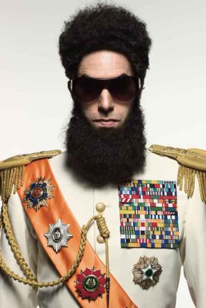 Una de las pocas fotos que existen con Sacha Baron Cohen caracterizado para <i>El dictador.</i>