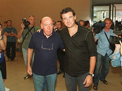 Julio Medem (a la derecha), con Mikel Laboa, autor de la música de <i>La pelota vasca,</i> ayer, en el Kursaal.