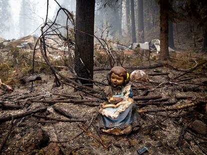 La estatua de una niña leyendo sobrevive a un incendio forestal en Oregón, Estados Unidos, en el verano de 2020.