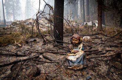 La estatua de una niña leyendo sobrevive a un incendio forestal en Oregón, Estados Unidos, en el verano de 2020.
