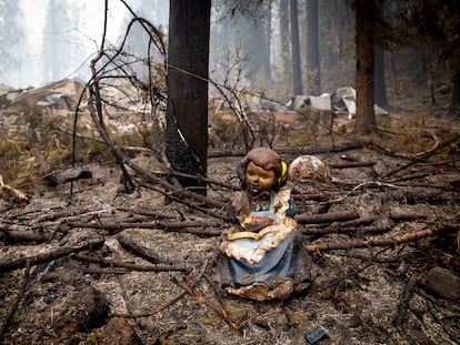 La estatua de una niña leyendo sobrevive a un incendio forestal en Oregón, Estados Unidos, en el verano de 2020.