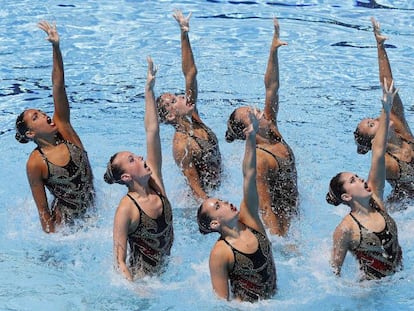 El equipo español durante la final de rutina libre.