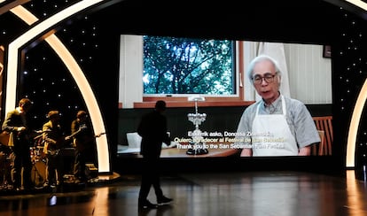 Entrega telemática del Premio Donostia al japonés Hayao Miyazaki, el 22 de septiembre. La silueta en sombras es José Luis Rebordinos, director del festival.