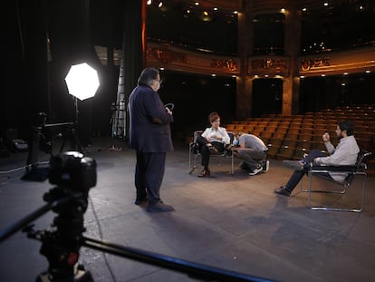 Un momento del rodaje de la charla entre Elvira Lindo y Renato Cisneros, con Jesús Ruiz Mantilla.