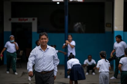 El maestro Hilario Beltrán, en una escuela ubicada en la Isla Trinitaria, en Guayaquil, el 9 de julio, 2025.