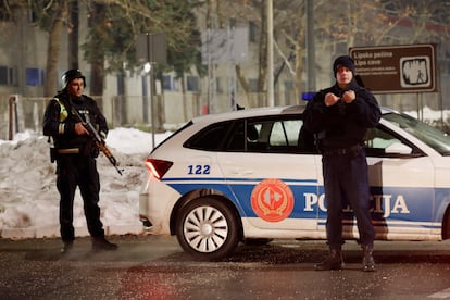 Un control policial, este miércoles por la noche en Cetinje (Montenegro).