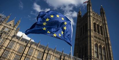 Una bandera de la UE ondea en los alrededores del Parlamento brit&aacute;nico en Londres.