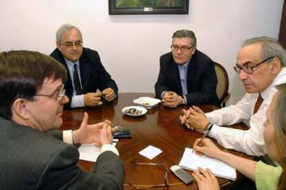 Peces-Barba (a la derecha) junto a Mikel Buesa (segundo por la izquierda) y otros miembros del Foro Ermua.