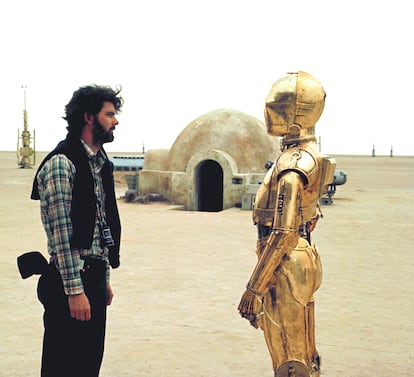 Anthony Daniels (que daba vida a C-3PO) con George Lucas en el rodaje de 'La guerra de las galaxias', titulada posteriormente 'Star Wars: Episodio IV - Una nueva esperanza'