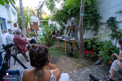 La artista Laila Tafur, en un patio ofreciendo una 'performance' musical.