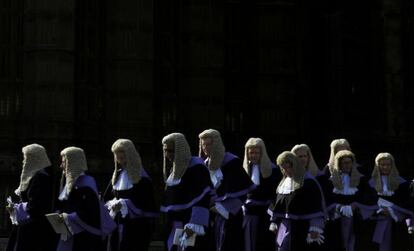 Un grupo de magistrados en el exterior de la Abadía de Westminster, en Londres (Reino Unido).