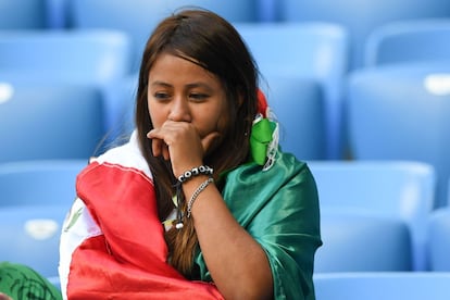 Una aficionada Mexicana, triste por la derrota ante Brasil.