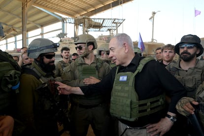 El primer ministro israelí, Benjamín Netanyahu, visita a las tropas en la ciudad de Rafah, en la Franja de Gaza, este miércoles.