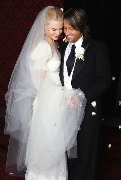 El 25 de junio de 2006, Nicole Kidman decía "sí, quiero" al músico Keith Urban. Para la que era su segunda boda, la actriz escogió un vestido diseñado por Nicolas Ghesquière para Balenciaga. Un clásico y elegante vestido acompañado de un largo velo que la intérpete solo se levantó tras decir el "sí qiuero".