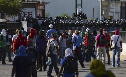 Los estudiantes de magisterio de Ayotzinapa rodean el Palacio de Gobierno del Estado de Guerrero (México), en la ciudad de Chilpancingo. Los llamados normalistas piden a las autoridades que encuentren a los 43 alumnos que desaparecieron el pasado 26 de septiembre tras un enfrentamiento con la policía municipal.