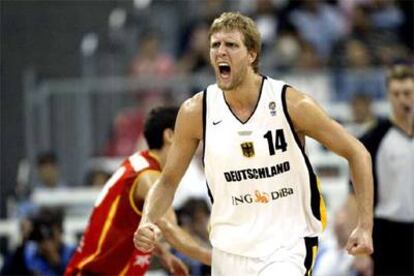 Nowitzki celebra una canasta.