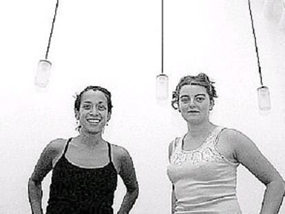 Ana Sabina Vergara (a la izquierda) y Gemma Graells, ayer, en Espacio Abisal.