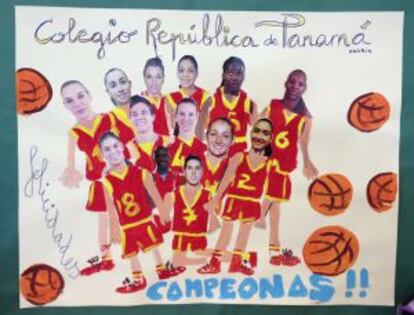 Cuadro de regalo a las jugadoras elaborado por los alumnos del CP República de Panamá