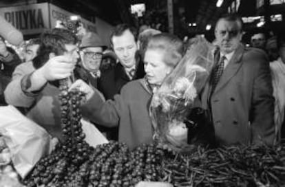 En la imagen, Margaret Thatcher (centro) visitando un mercado en Budapest (Hungría). EFE/Archivo