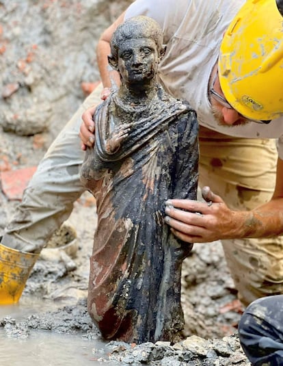 Una de las estatuas de bronce recuperadas del barro en la excavación de las antiguas termas de San Casciano dei Bagni (Italia).