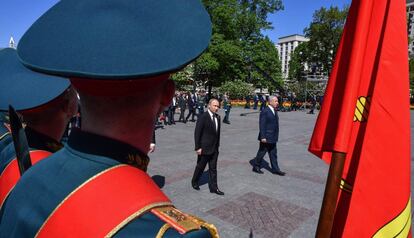 Vladimir Putin camina junto al primer ministro israelí Benjamin Netanyahu durante las celebraciones del Día de la Victoria en la Plaza Roja de Moscú.