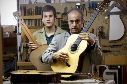 Felipe Conde y su hijo, que se llama igual, hacen guitarras clásicas y de flamenco en su taller, fundado en 1915. De allí salen cada año entre 20 y 30 guitarras que, si son de primera calidad, venden a unos 18.000 euros. Aseguran que la crisis ha afectado principalmente al mercado interno.