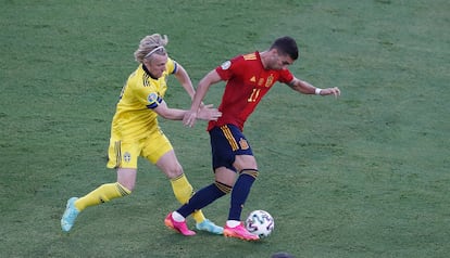 Ferran Torres (a la derecha) es presionado durante una jugada del encuentro entre España y Suecia del pasado lunes.