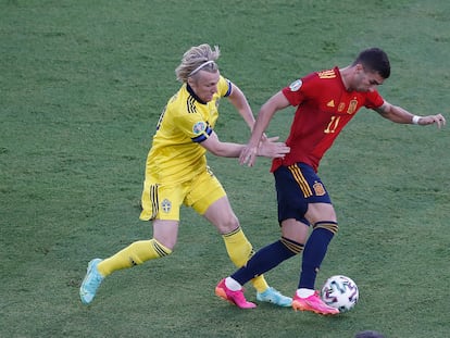 Ferran Torres (a la derecha) es presionado durante una jugada del encuentro entre España y Suecia del pasado lunes.