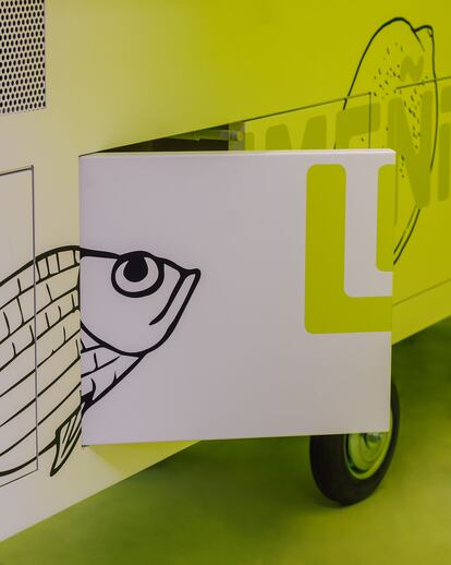 El carro 'lowtech' está equipado con un sistema de refrigeración y mesas desplegables.