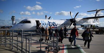 Pasajeros en un vuelo regional de Flybe.