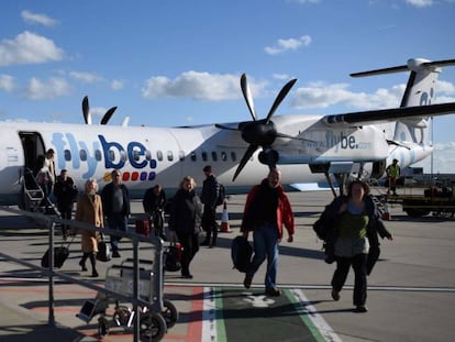 Pasajeros en un vuelo regional de Flybe. 