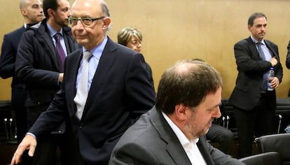 Finance Minister Cristóbal Montoro (l) and Catalan deputy regional premier Oriol Junqueras (r).