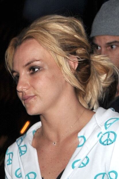 Extensiones, tintes y alisados continuados han convertido el cabello de Britney Spears en un desastre. Le faltan brillo y textura, y si no va peinada por un profesional su cabello tiene este aspecto tan mustio.