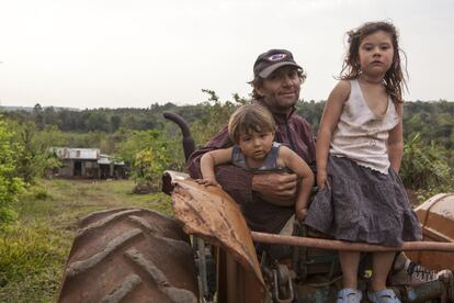 Roque Ficetti, miembro de la asociación Productores Independientes de Piray (PIP), junto a sus hijos Aldana Morena, de cuatro años y Joel, de dos, sobre su tractor.