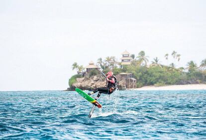 El magnate Richard Branson, dueño de Virgin Group, practicando 'kite surf' en su isla, Mosquito. 