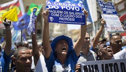 Trabalhadores da Cedae protestam no centro do Rio nesta segunda.