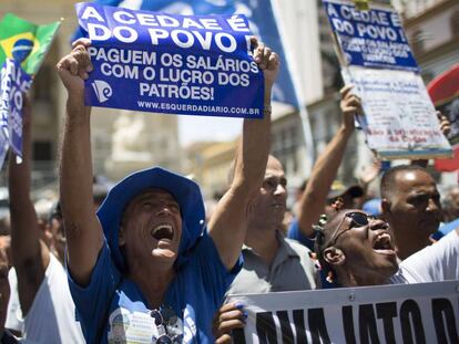 Trabalhadores da Cedae protestam no centro do Rio nesta segunda.