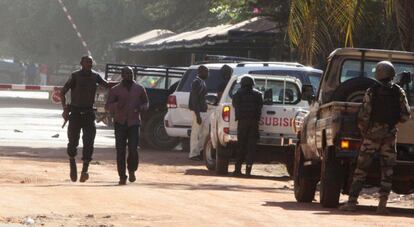 Una fuente de seguridad ha explicado que algunos de los rehenes han sido liberados tras hacerles recitar versos del Corán. En la imagen, un hombre es escoltado por fuerzas de seguridad tras salir del hotel en Bamako.