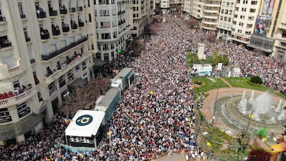 La playa del Ayuntamiento, a vista de dron, durante una de las mascletaes falleras de 2022.