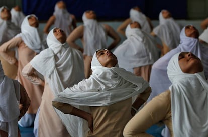 Unas jovenes asisten a una clase de yoga en una escuela antes del Día Internacional del Yoga, en Ahmedabad, India.