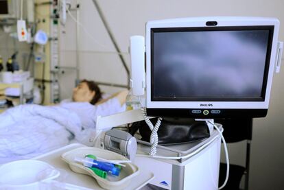 Un paciente afectado por el brote de 'E.coli' yace en la cama de un hospital de Hamburgo.