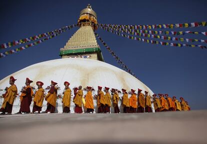 Monjes budistas caminan alrededor del tempo Boudhanath Stupa durante una ceremonia de purificación en Katmandú (Nepal), el 20 de noviembre.