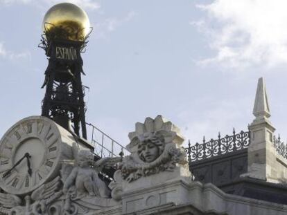 Reloj en la fachada de la sede del Banco de Espa&ntilde;a, en la Plaza de Cibeles en Madrid. 