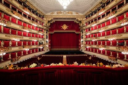 
La Scala de Milán inauguró este martes su temporada de lírica con 'Macbeth' de Giuseppe Verdi. Para conmemorar la ocasión, el diseñador Giorgio Armani decoró los palcos del coliseo con 10.000 rosas y 3.000 orquídeas.