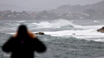 Una persona retrata el estado del mar en las Rías Baixas. 