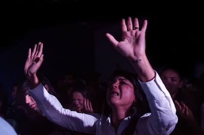 Fiéis oram durante o culto de domingo.