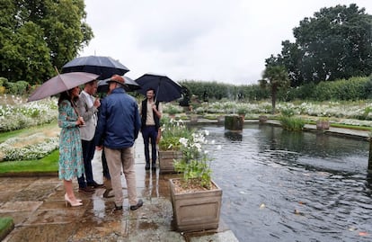 Los duques de Cambridge, Kate Middleton y el príncipe Guillermo, junto al príncipe Enrique, visitan el jardín Blanco, transformado en honor de Diana de Gales en el 20 aniversario de su muerte.