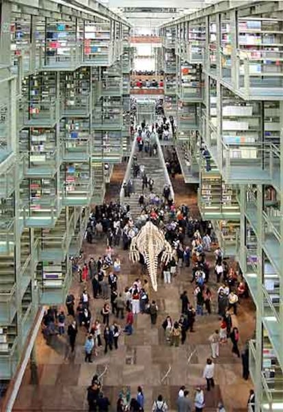 Proyectada por el arquitecto mexicano Alberto Kalach, la biblioteca de México es el edificio más representativo de la presidencia de Vicente Fox.